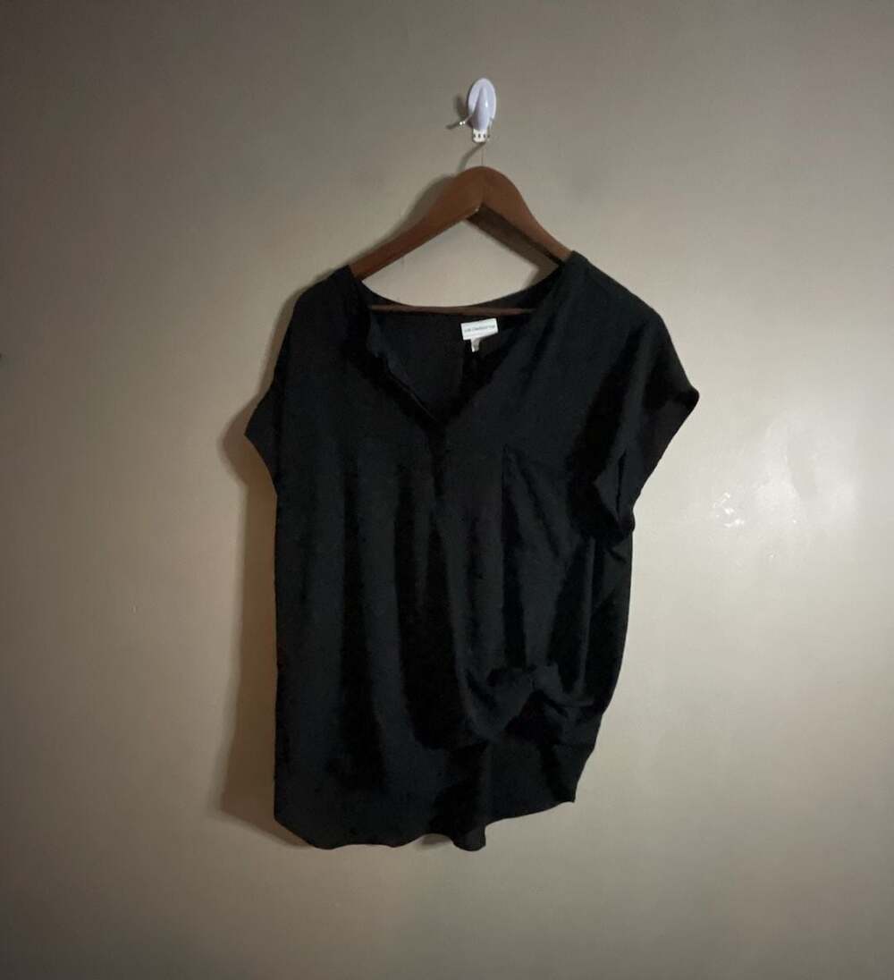 Liz Claiborne Women's Black Short Sleeve V-Neck Popover Blouse with Front Pocket